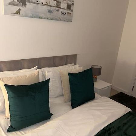 Contemporary Urban Retreat, 2-Bedroom Haven By London City Airport Luaran gambar