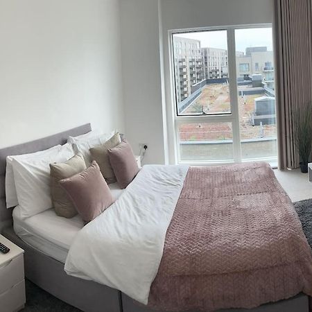 Contemporary Urban Retreat, 2-Bedroom Haven By London City Airport Luaran gambar