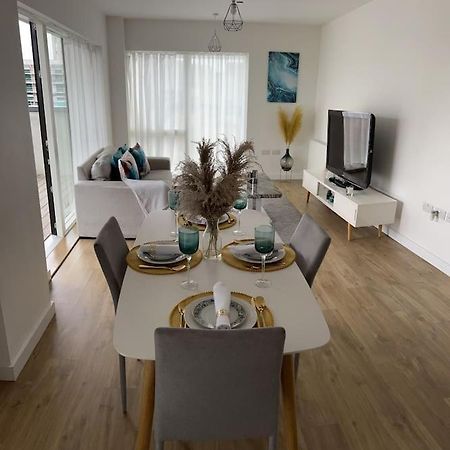 Contemporary Urban Retreat, 2-Bedroom Haven By London City Airport Luaran gambar