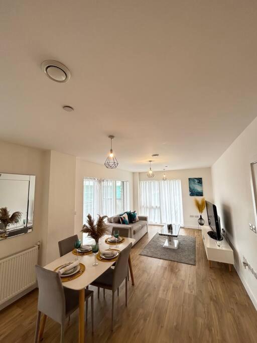 Contemporary Urban Retreat, 2-Bedroom Haven By London City Airport Luaran gambar