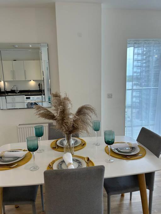 Contemporary Urban Retreat, 2-Bedroom Haven By London City Airport Luaran gambar