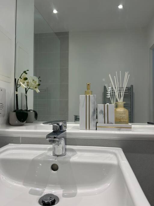 Contemporary Urban Retreat, 2-Bedroom Haven By London City Airport Luaran gambar