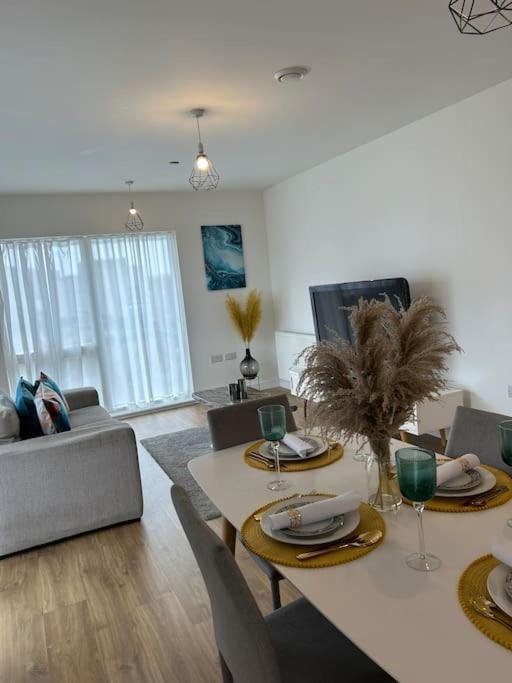 Contemporary Urban Retreat, 2-Bedroom Haven By London City Airport Luaran gambar