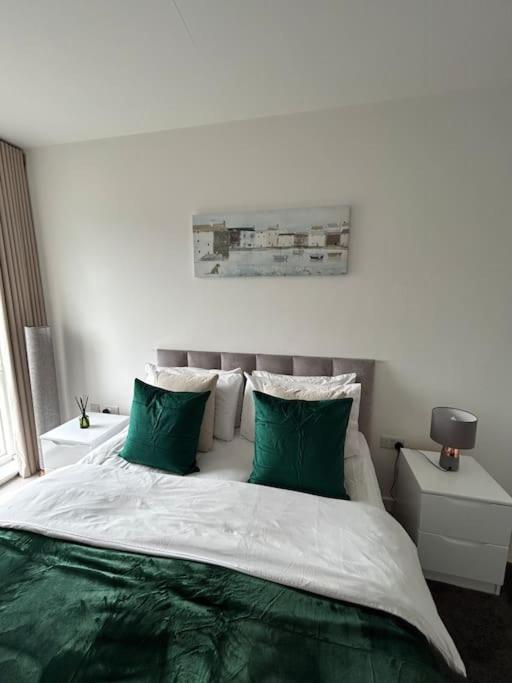 Contemporary Urban Retreat, 2-Bedroom Haven By London City Airport Luaran gambar