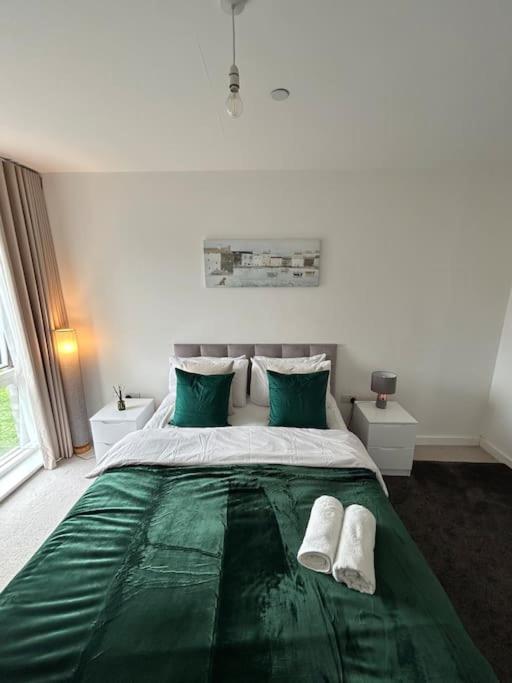 Contemporary Urban Retreat, 2-Bedroom Haven By London City Airport Luaran gambar