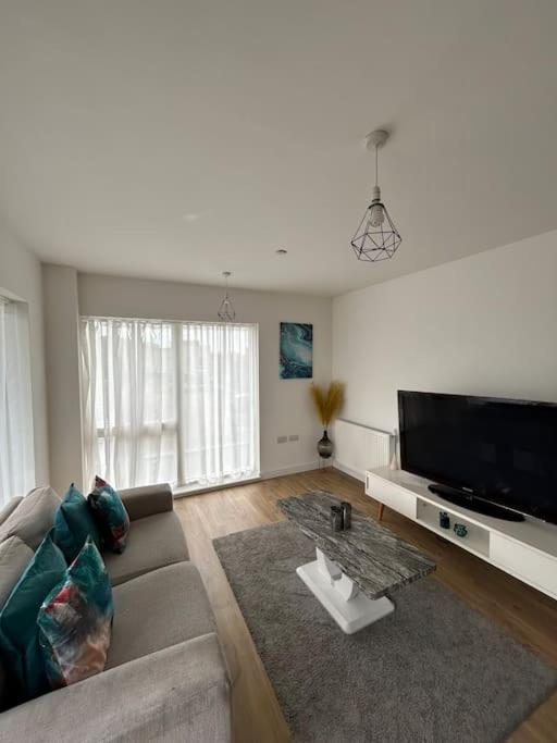 Contemporary Urban Retreat, 2-Bedroom Haven By London City Airport Luaran gambar
