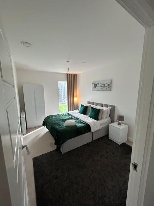 Contemporary Urban Retreat, 2-Bedroom Haven By London City Airport Luaran gambar