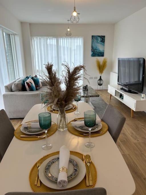 Contemporary Urban Retreat, 2-Bedroom Haven By London City Airport Luaran gambar