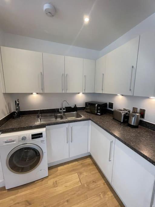 Contemporary Urban Retreat, 2-Bedroom Haven By London City Airport Luaran gambar