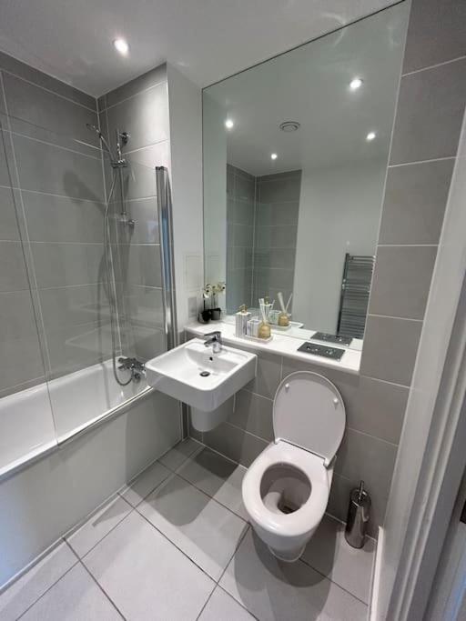 Contemporary Urban Retreat, 2-Bedroom Haven By London City Airport Luaran gambar
