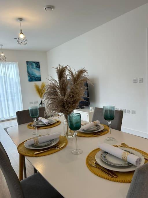 Contemporary Urban Retreat, 2-Bedroom Haven By London City Airport Luaran gambar