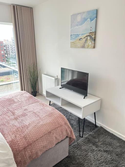 Contemporary Urban Retreat, 2-Bedroom Haven By London City Airport Luaran gambar