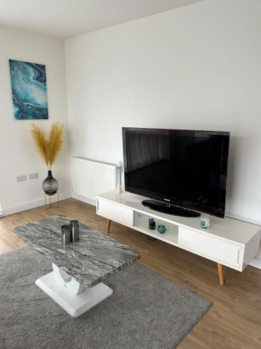 Contemporary Urban Retreat, 2-Bedroom Haven By London City Airport Luaran gambar