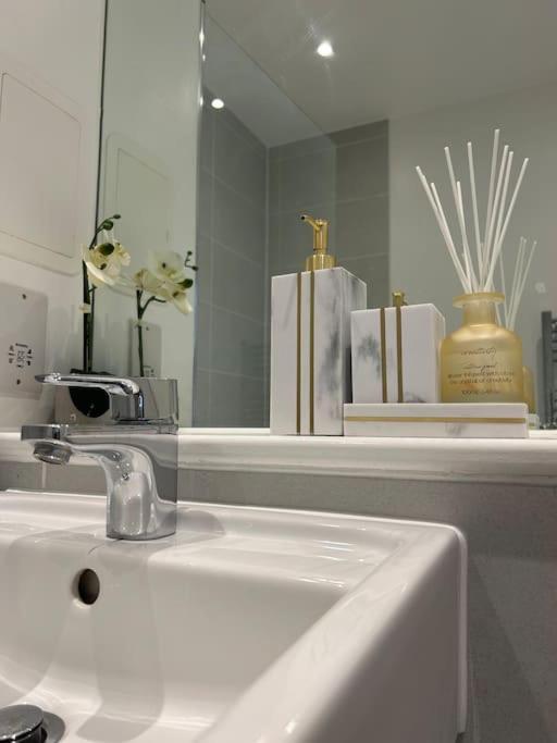 Contemporary Urban Retreat, 2-Bedroom Haven By London City Airport Luaran gambar