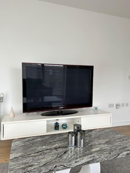 Contemporary Urban Retreat, 2-Bedroom Haven By London City Airport Luaran gambar