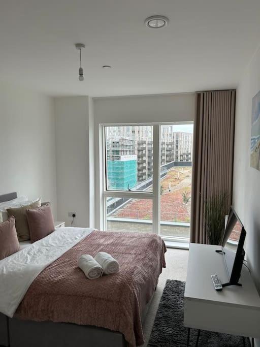 Contemporary Urban Retreat, 2-Bedroom Haven By London City Airport Luaran gambar