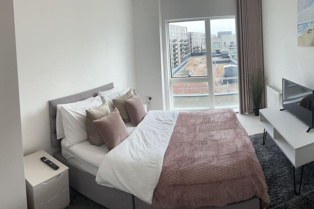 Contemporary Urban Retreat, 2-Bedroom Haven By London City Airport Luaran gambar
