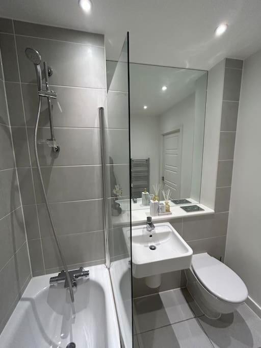 Contemporary Urban Retreat, 2-Bedroom Haven By London City Airport Luaran gambar