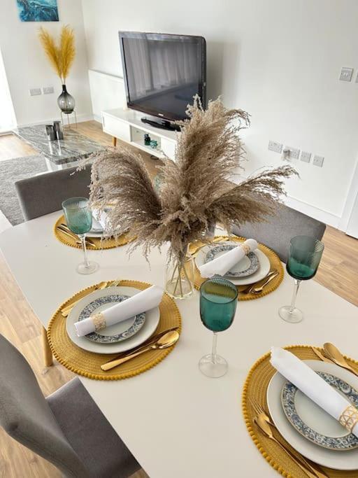 Contemporary Urban Retreat, 2-Bedroom Haven By London City Airport Luaran gambar