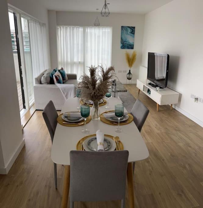 Contemporary Urban Retreat, 2-Bedroom Haven By London City Airport Luaran gambar