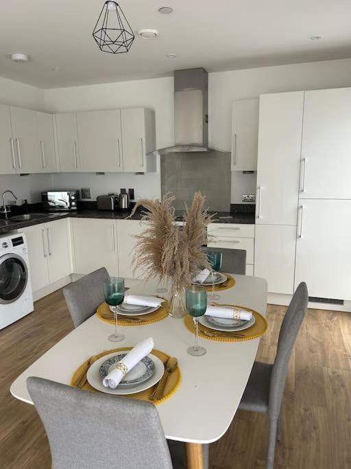 Contemporary Urban Retreat, 2-Bedroom Haven By London City Airport Luaran gambar