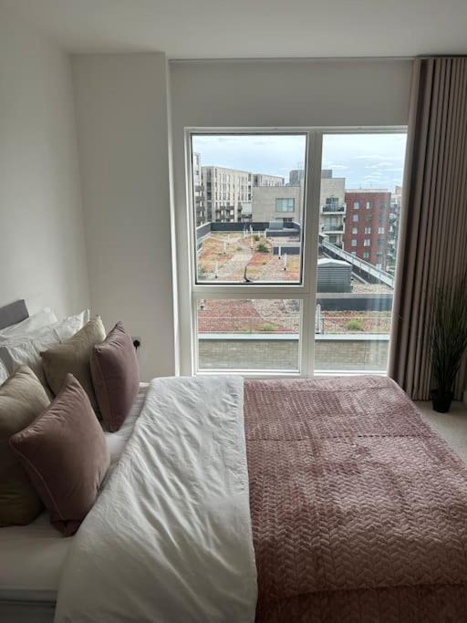 Contemporary Urban Retreat, 2-Bedroom Haven By London City Airport Luaran gambar